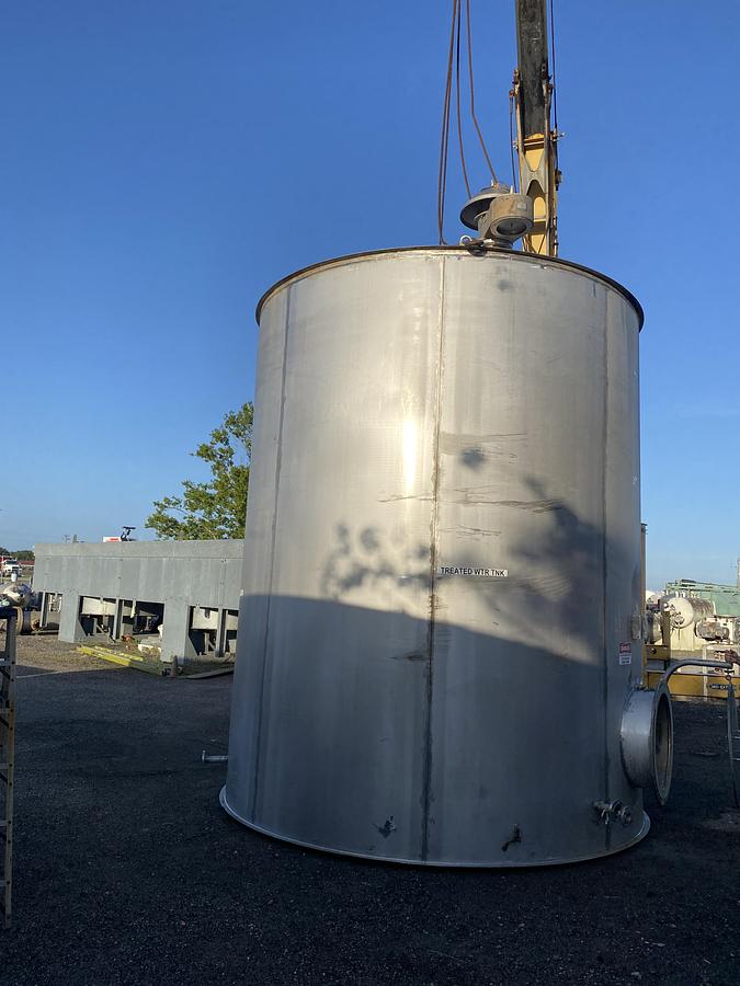 Used Used Chattanooga Boiler and Tank 10,557 gallon 304L stainless steel vertical tank.