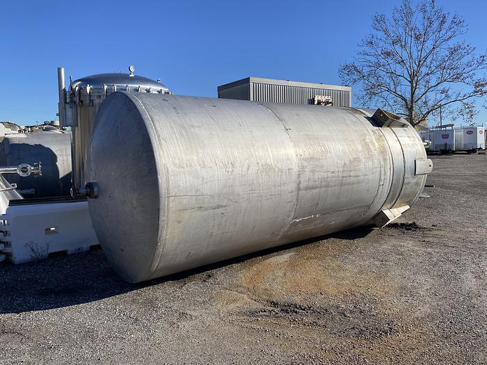 Used Used Alloy Fabricators Inc. approximately 5600 gallon 304 stainless steel vertical mix tank