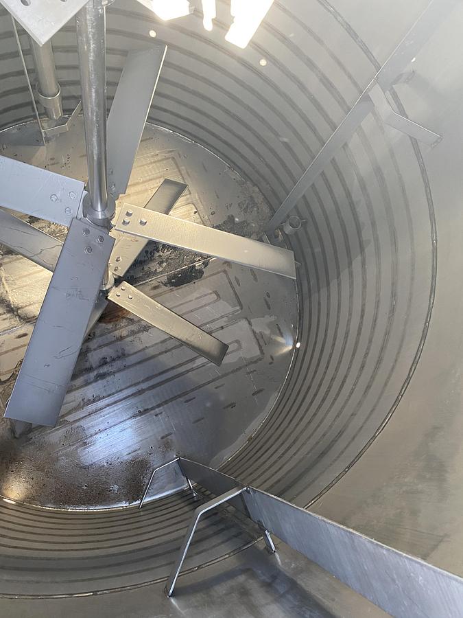 Used Used approximatley 2300 gallon 304 stainless steel vertical mix tank