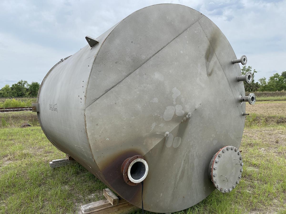 Used Used approximately 6300 gallon stainless steel vertical tank