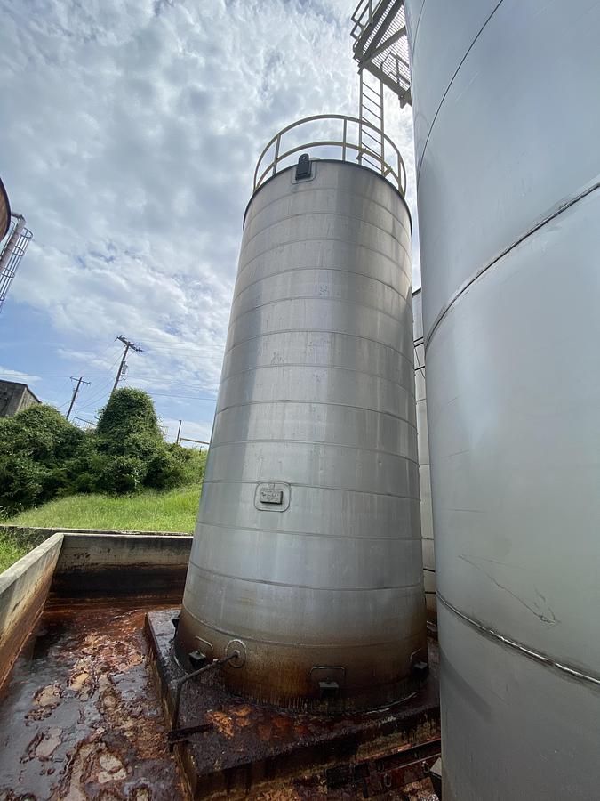 Used Used Industrial Air Inc. approximately 10,000 gallon stainless steel storage tank