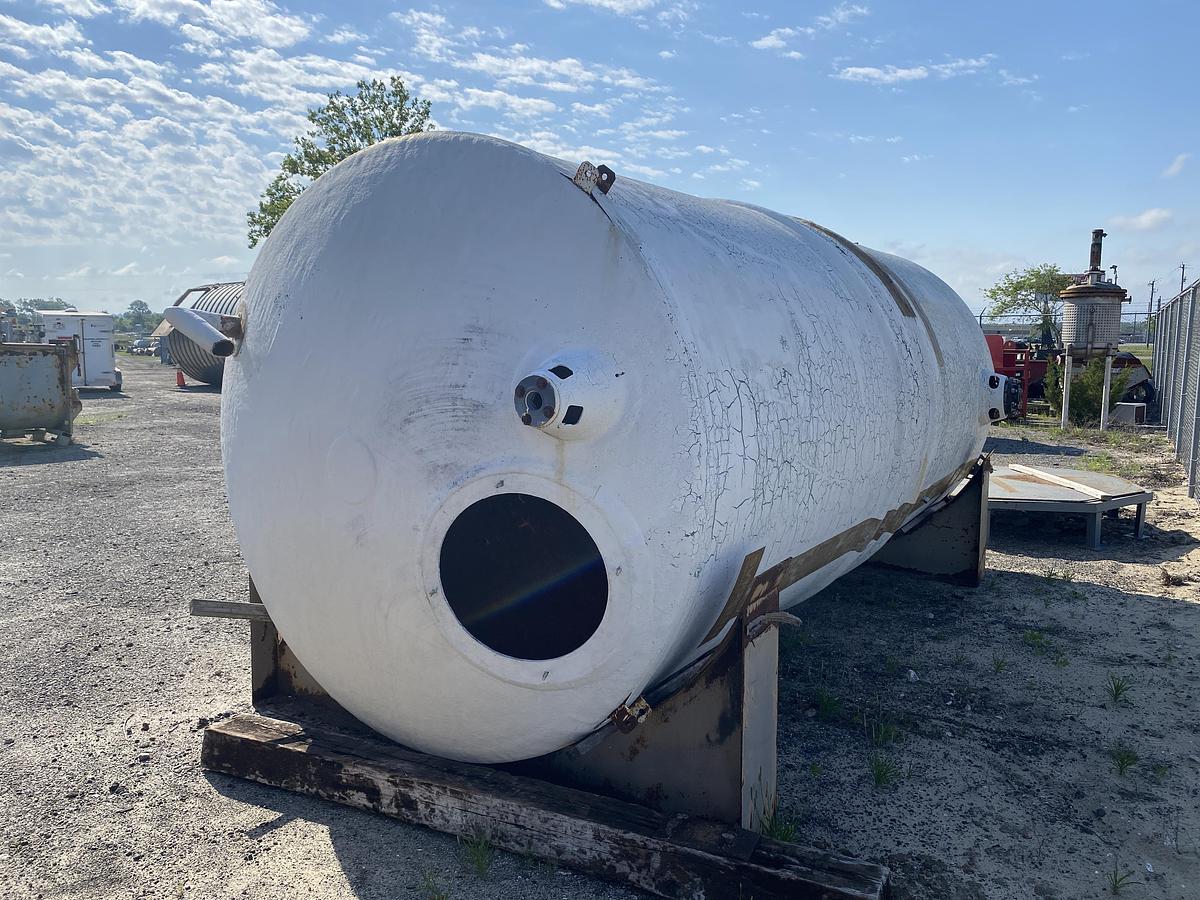 Used Used Owens Corning 5600 gallon fiberglass vertical storage tank