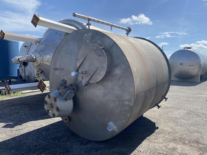 Used Used approximately 3000 gallon vertical stainless steel storage tank