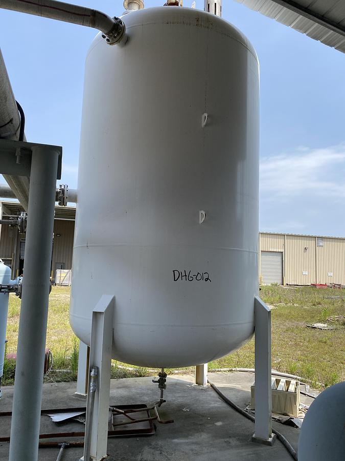 Used Used Midwest Tank Co. approximately 3500 gallon vertical carbon steel air receiver