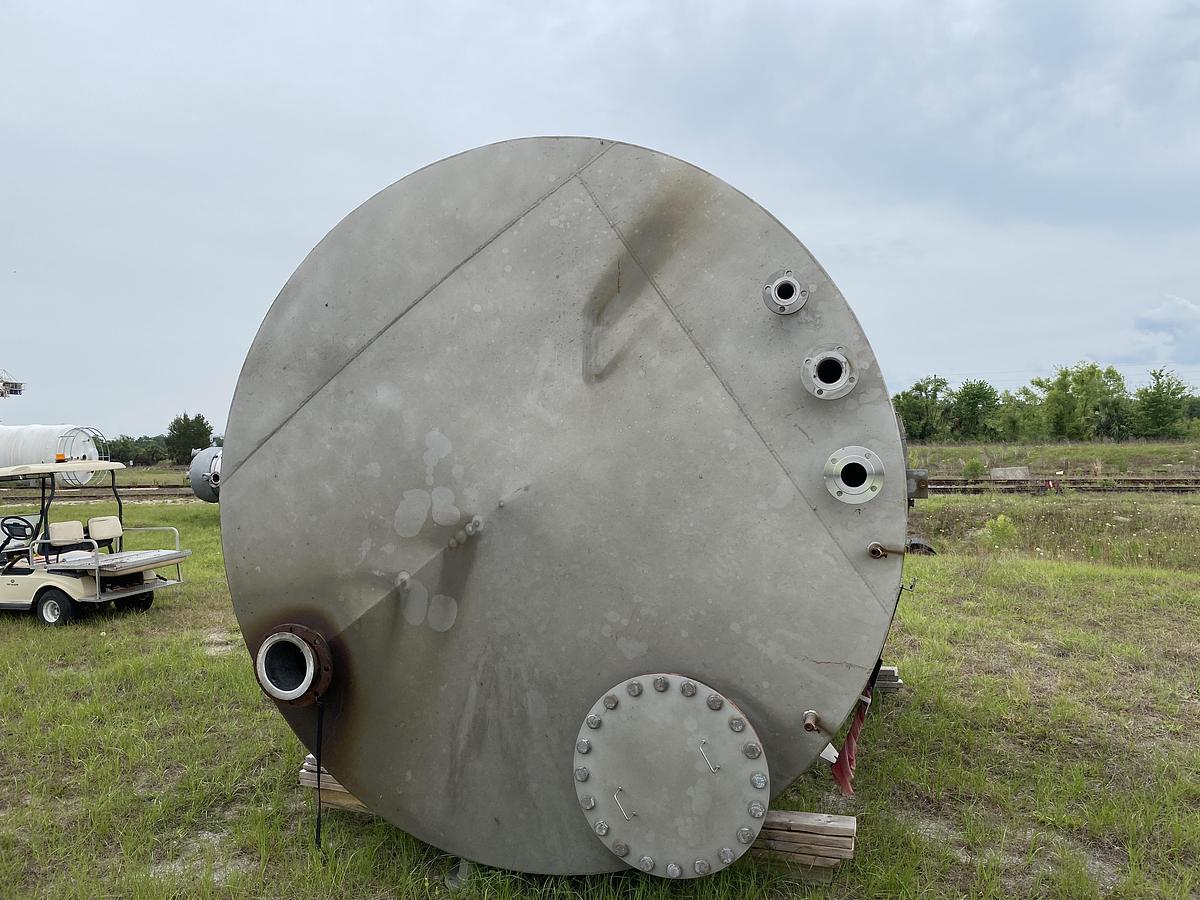 Used Used approximately 6300 gallon stainless steel vertical tank