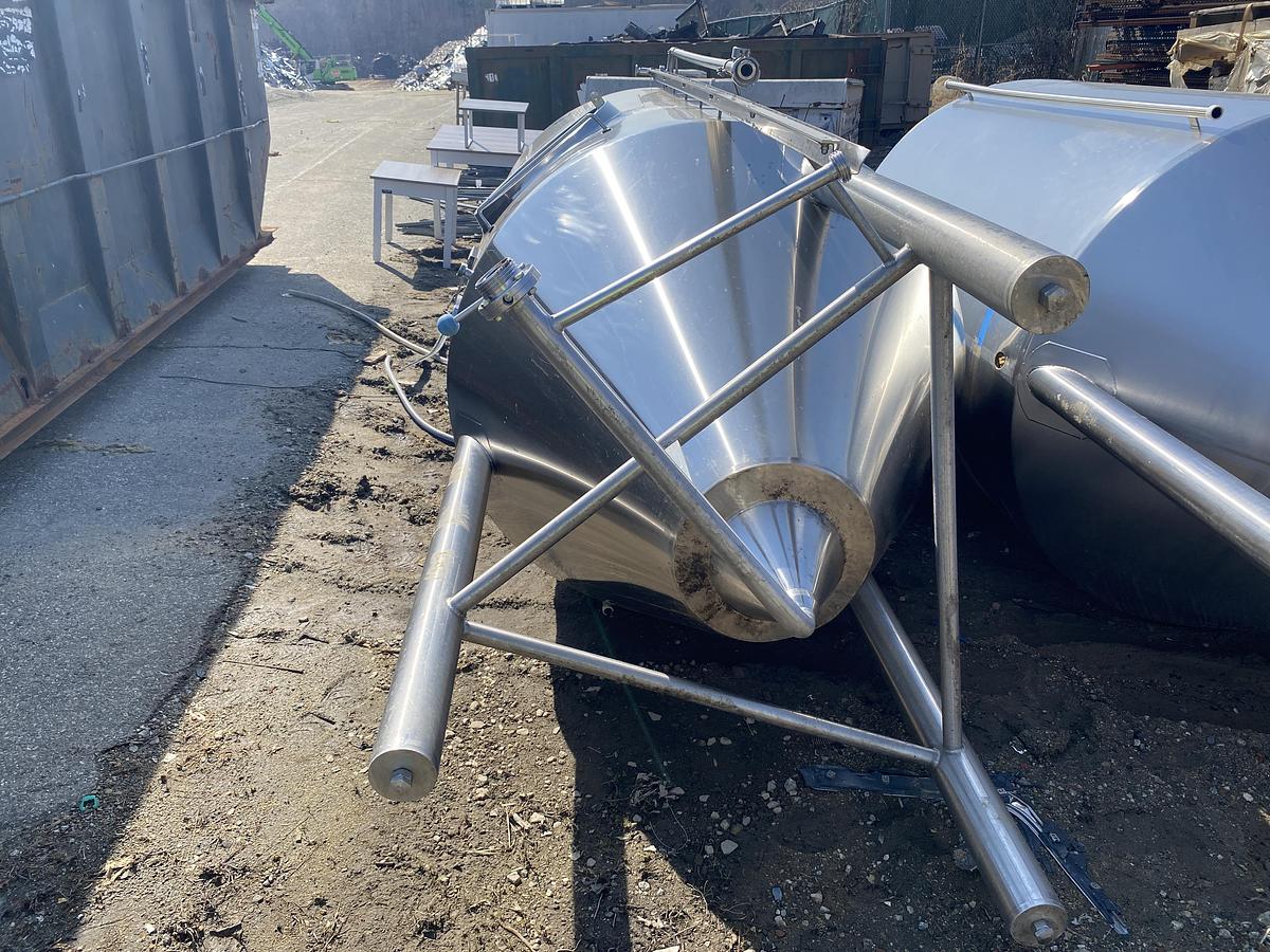 Used Used Deutshe Babcock BTE Gruppe Bdag 2600L/680 gallon 304 stainless steel vertical jacketed tank