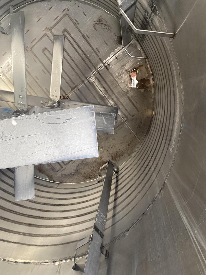 Used Used approximatley 2300 gallon 304 stainless steel vertical mix tank