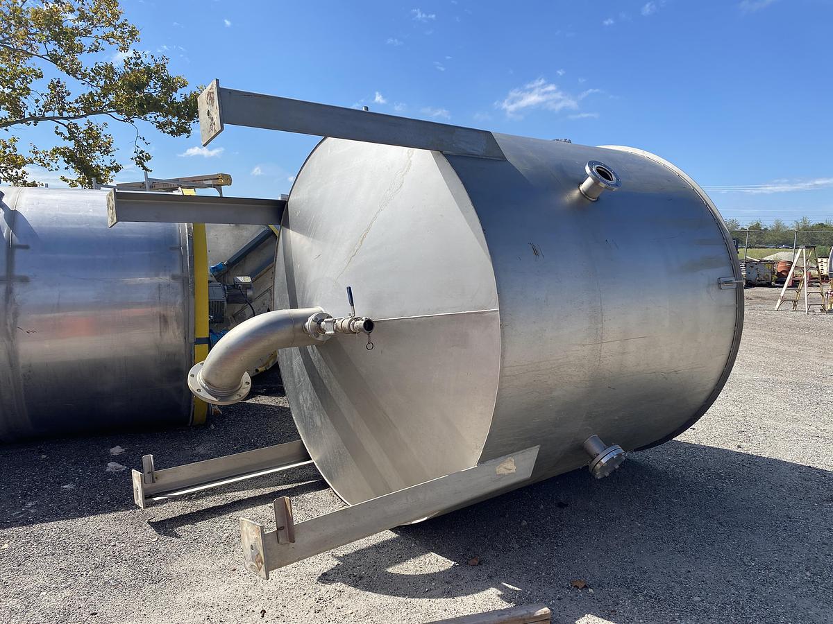 Used Used Gaston County approximately 2800 gallon 304L stainless steel vertical tank