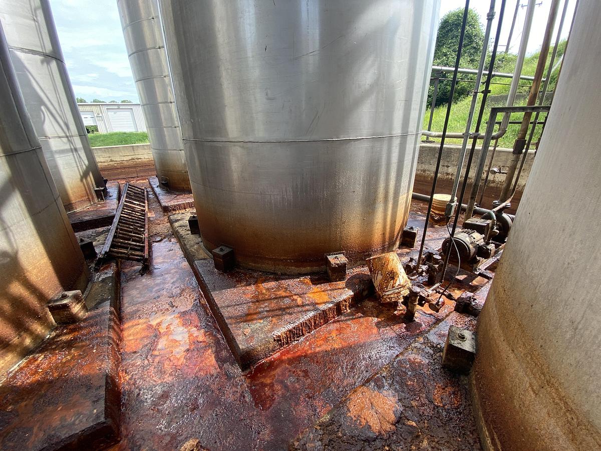 Used Used Industrial Air Inc. approximately 10,000 gallon stainless steel storage tank