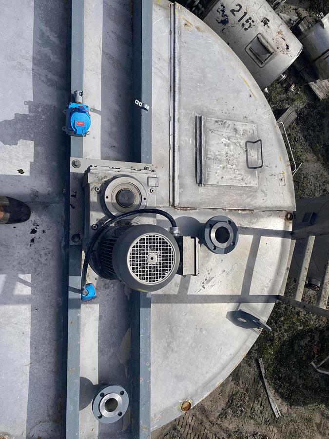 Used Used approximatley 2300 gallon 304 stainless steel vertical mix tank