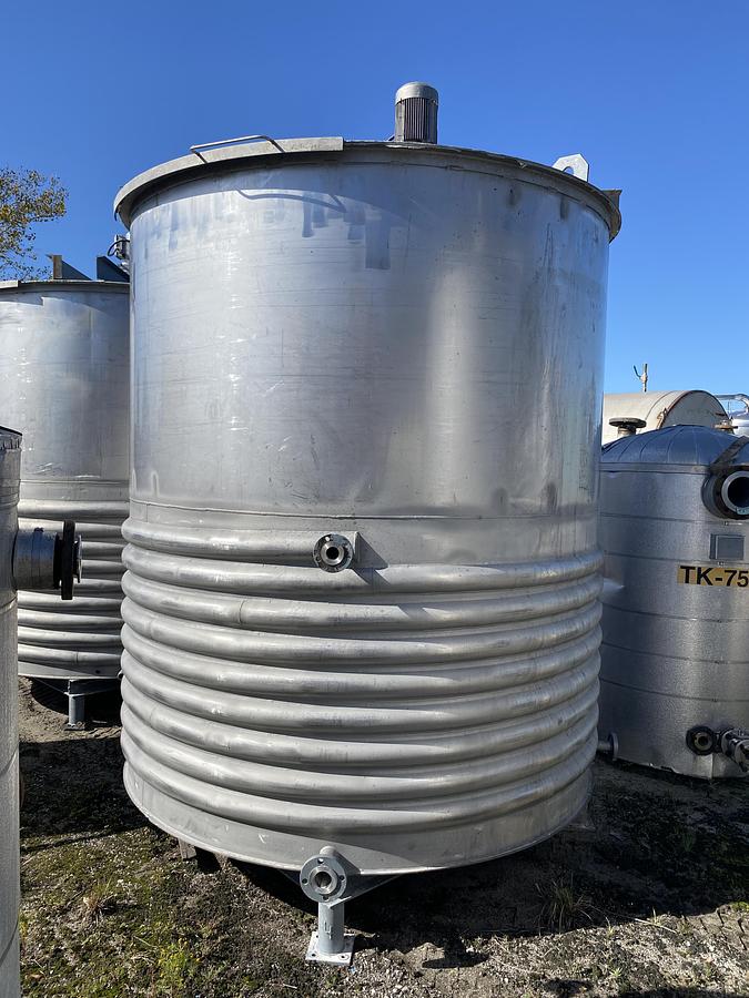 Used Used approximatley 2300 gallon 304 stainless steel vertical mix tank