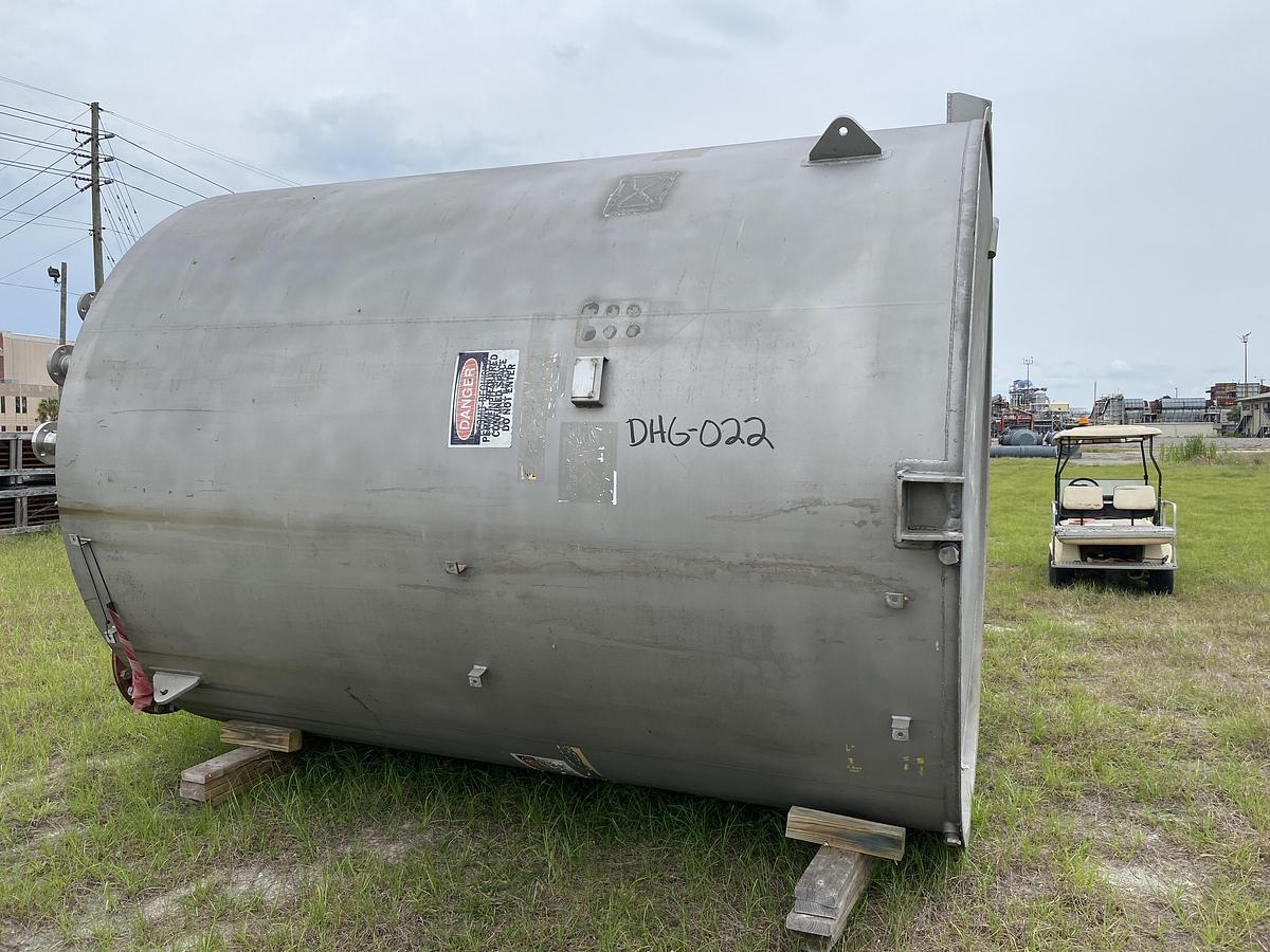Used Used approximately 6300 gallon stainless steel vertical tank
