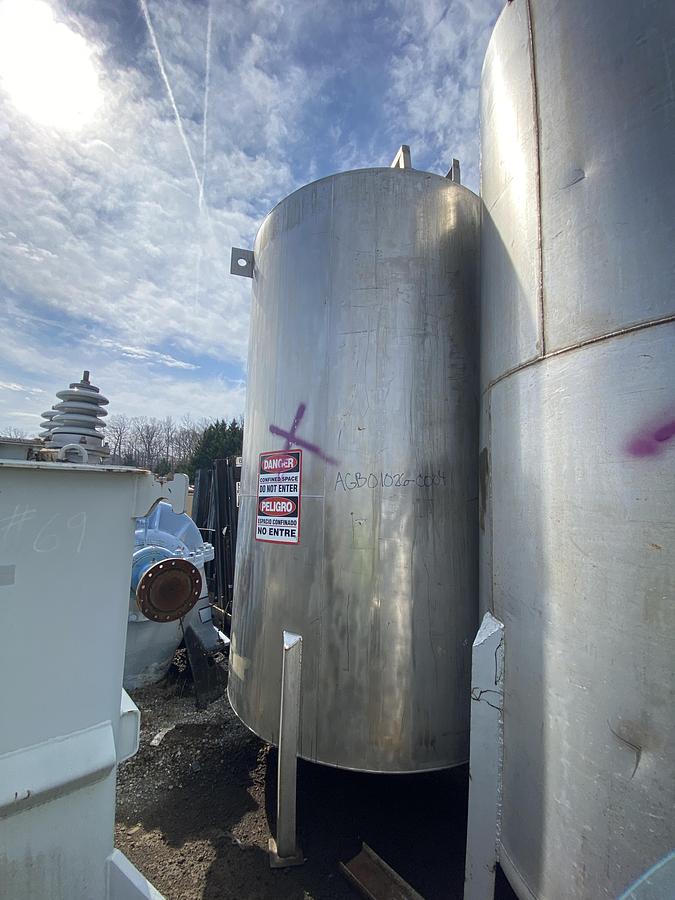 Used Used Bendel approximately 2,400 gallon 304 stainless steel vertical tank