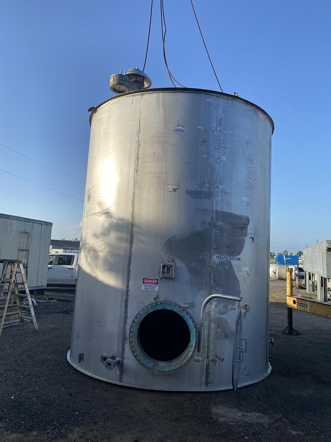 Used Used Chattanooga Boiler and Tank 10,557 gallon 304L stainless steel vertical tank.