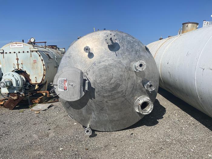 Used Used Alloy Fabricators Inc. approximately 3800 gallon 304 stainless steel vertical tank