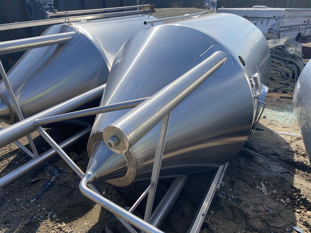 Used Used Deutshe Babcock BTE Gruppe Bdag 2600L/680 gallon 304 stainless steel vertical jacketed tank