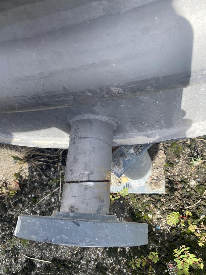 Used Used approximatley 2300 gallon 304 stainless steel vertical mix tank