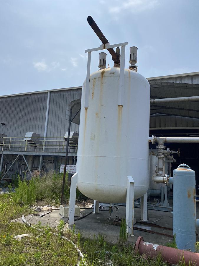Used Used Midwest Tank Co. approximately 3500 gallon vertical carbon steel air receiver
