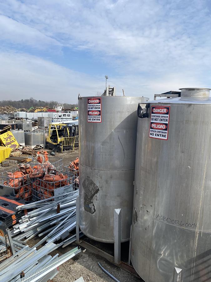 Used Used approximately 1800 gallon 304 stainless steel vertical tank