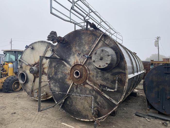 Used Used 10,000 gallon stainless steel vertical tank