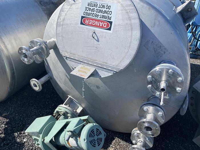 Used Used Alloy Fabricators Inc. approximately 1000 gallon 304 stainless steel vertical mix tank