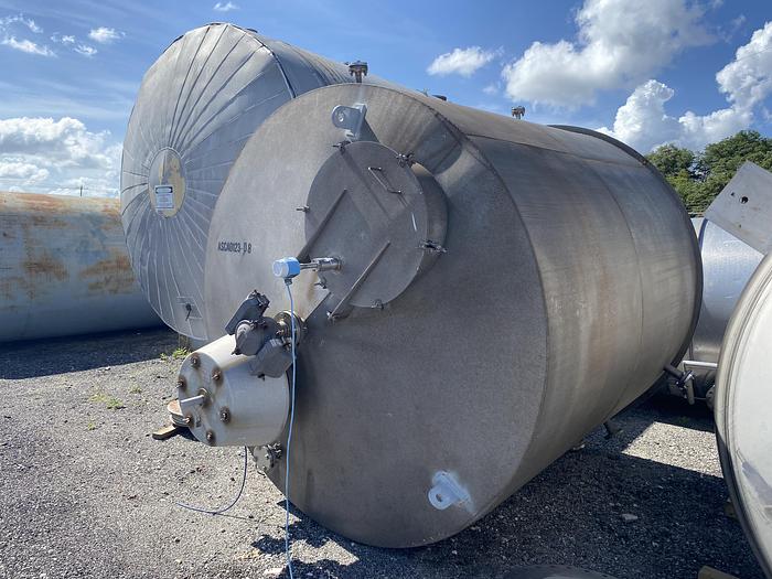 Used Used approximately 3000 gallon vertical stainless steel storage tank