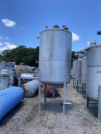 Used Used Alloy Fabricators Inc. approximately 950 gallon 304 stainless steel vertical mix tank