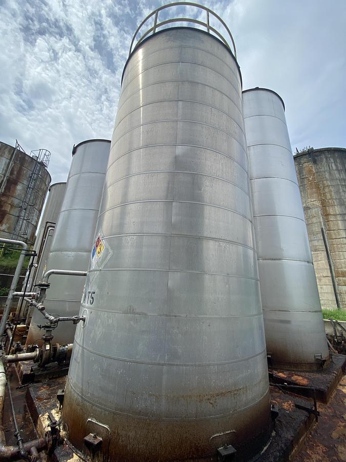 Used Used Industrial Air Inc. approximately 10,000 gallon stainless steel storage tank