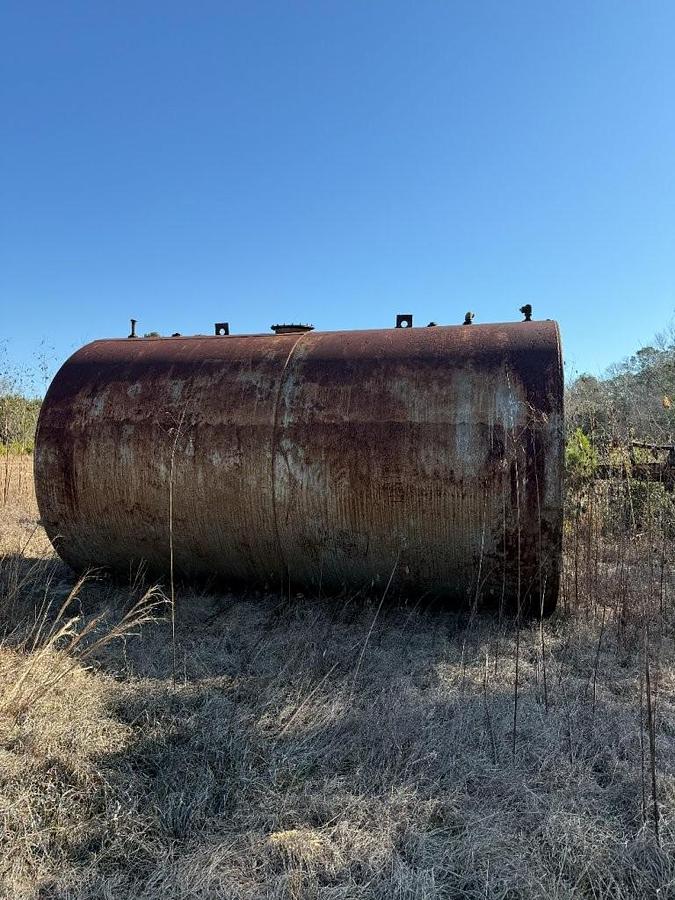 Used Used approximately 10,000 gallon carbon steel horizontal single walled fuel tank