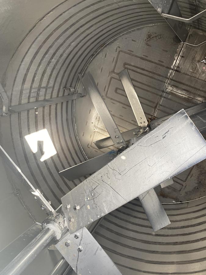 Used Used approximatley 2300 gallon 304 stainless steel vertical mix tank