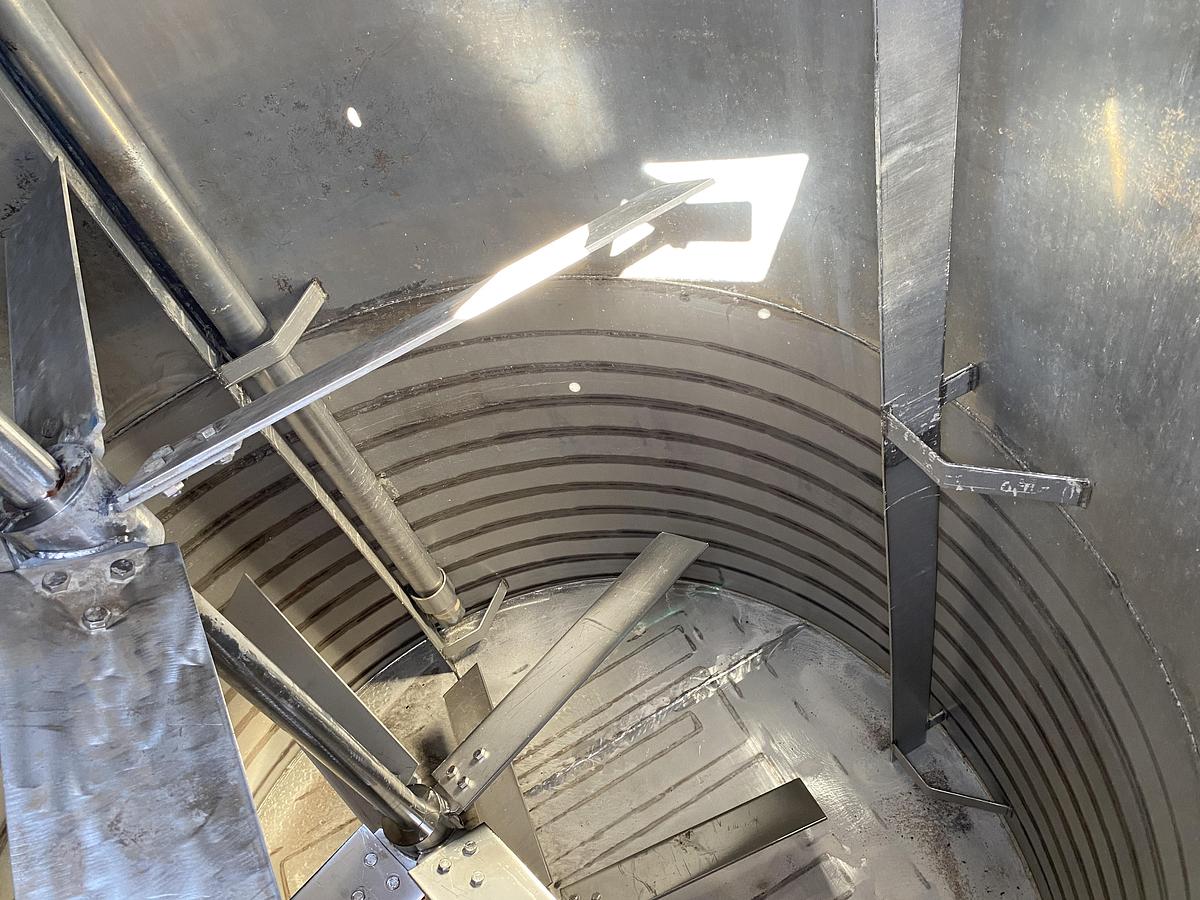 Used Used approximatley 2300 gallon 304 stainless steel vertical mix tank