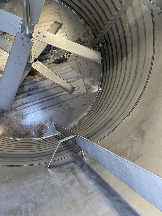 Used Used approximatley 2300 gallon 304 stainless steel vertical mix tank