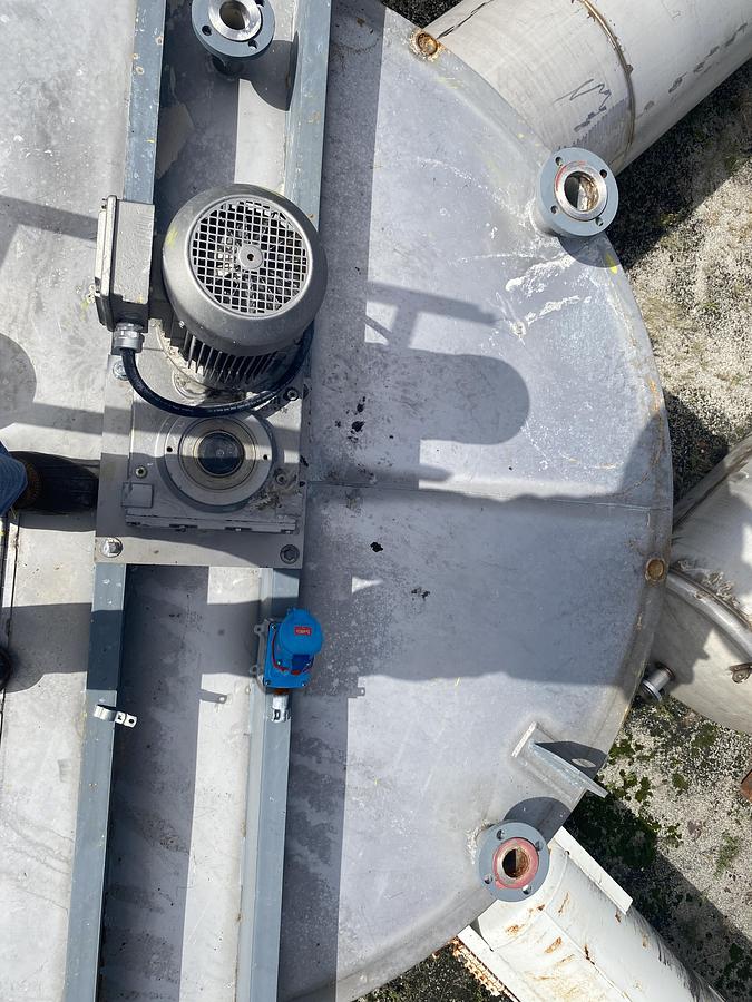 Used Used approximatley 2300 gallon 304 stainless steel vertical mix tank