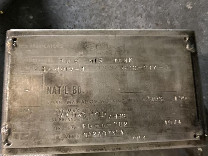 Used Used IPSCO approximately 9300 gallon 304 stainless steel vertical mix tank