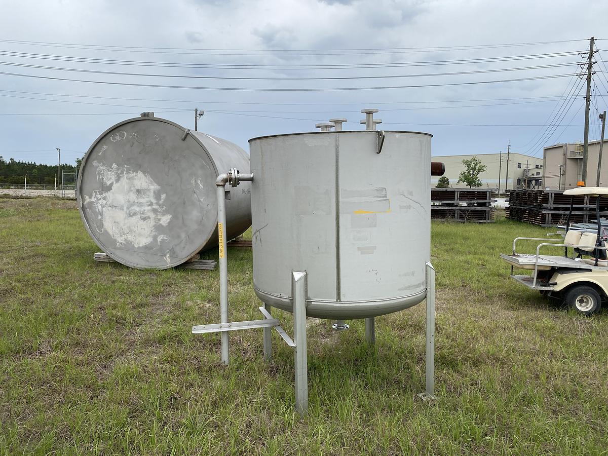 Used Used approximately 500 gallon stainless steel vertical tank
