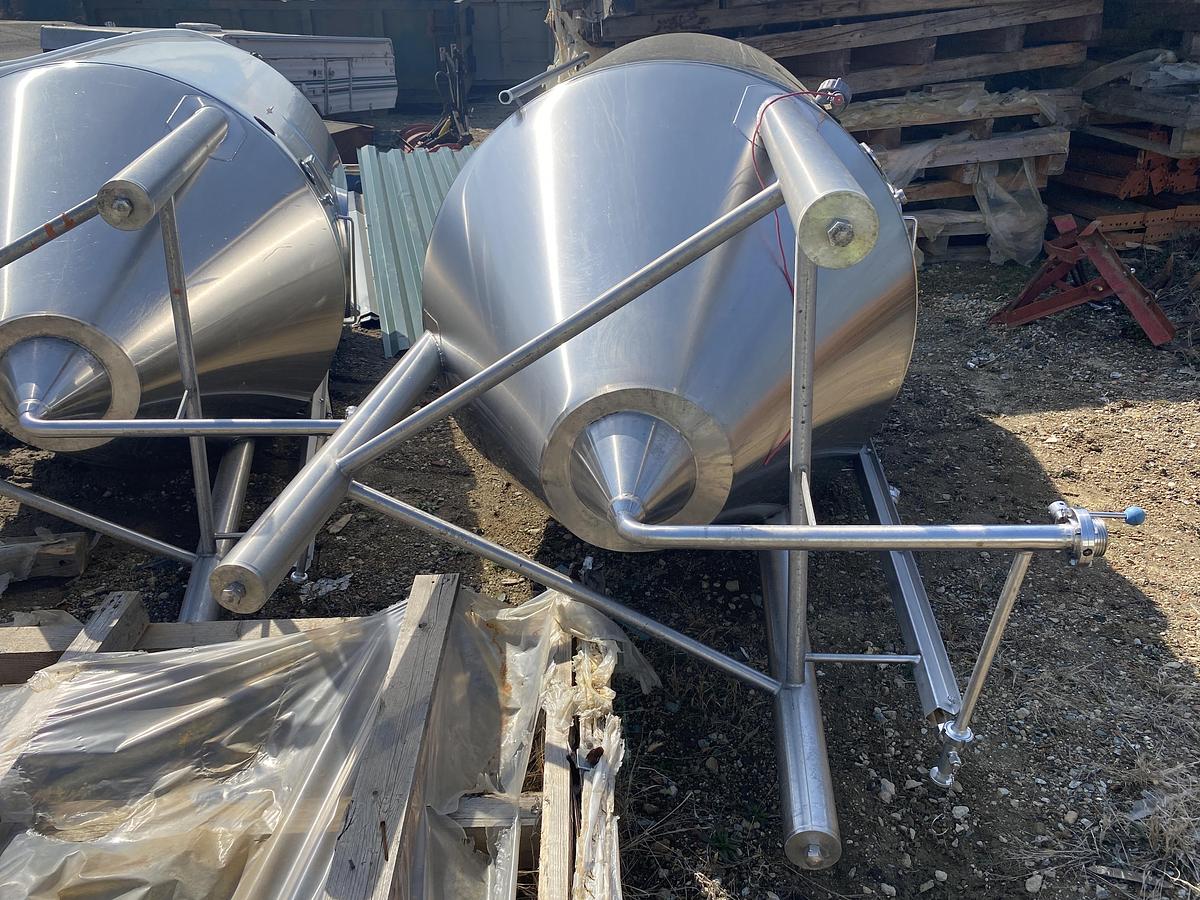 Used Used Deutshe Babcock BTE Gruppe Bdag 2600L/680 gallon 304 stainless steel vertical jacketed tank