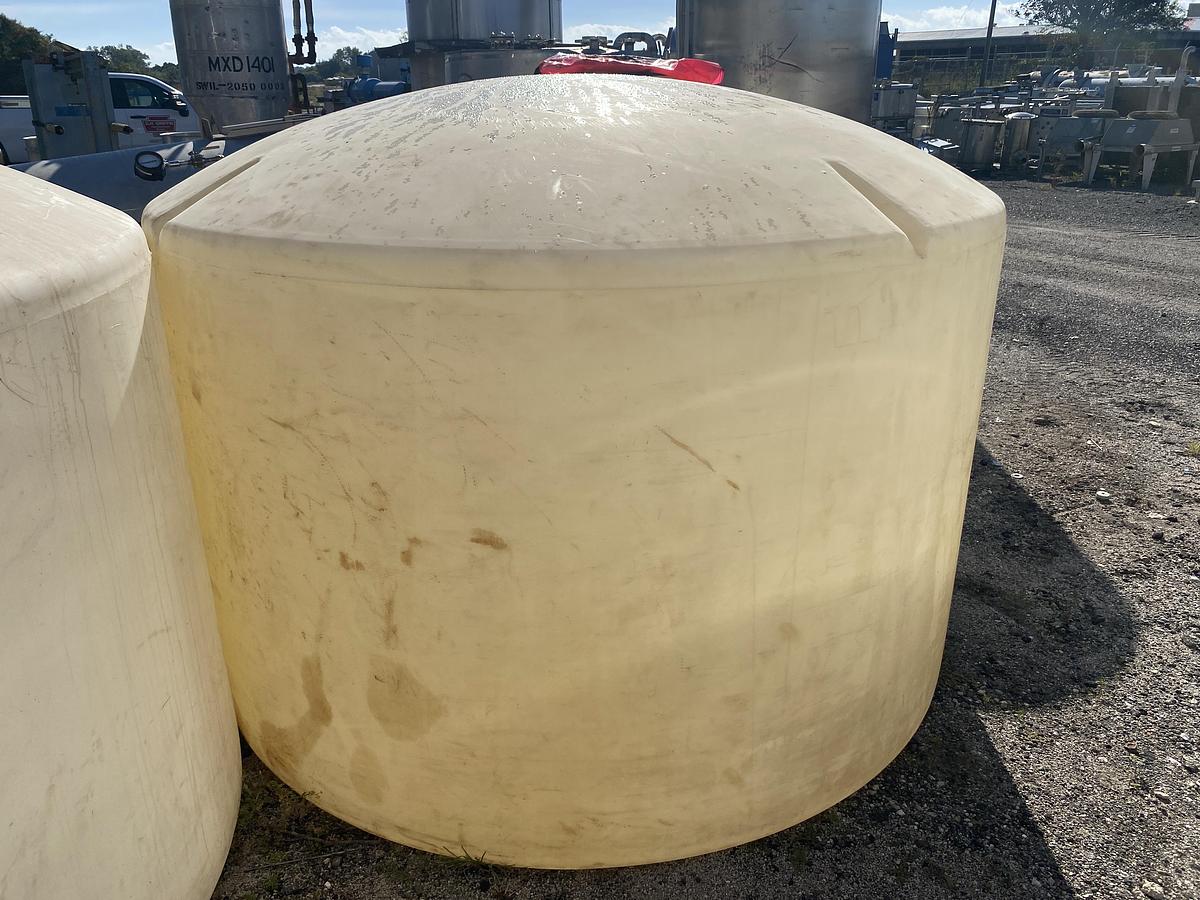 Used Used Norwesco 1550 gallon Polyethylene vertical storage tank