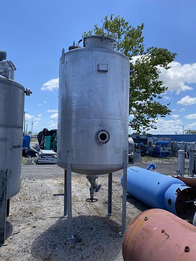 Used Used Alloy Fabricators Inc. approximately 950 gallon 304 stainless steel vertical mix tank