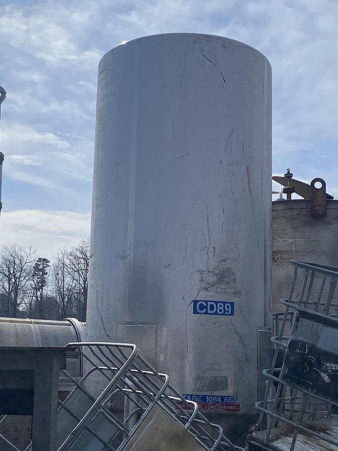 Used Used approximately 1400 gallon 304 stainless steel vertical portable tank.
