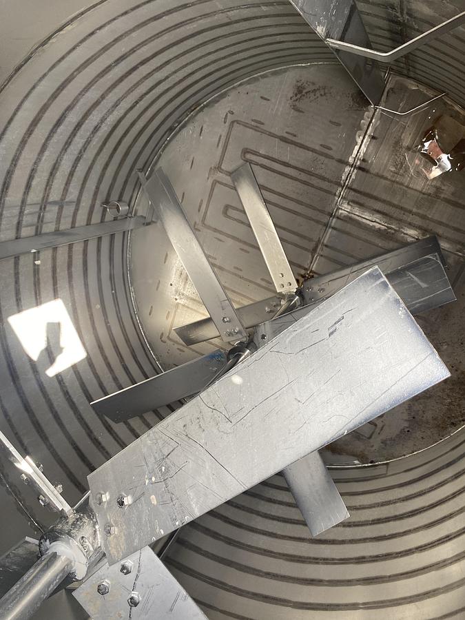 Used Used approximatley 2300 gallon 304 stainless steel vertical mix tank