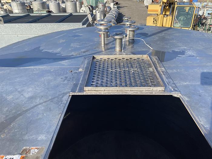 Used Used Gaston County approximately 2800 gallon 304L stainless steel vertical tank