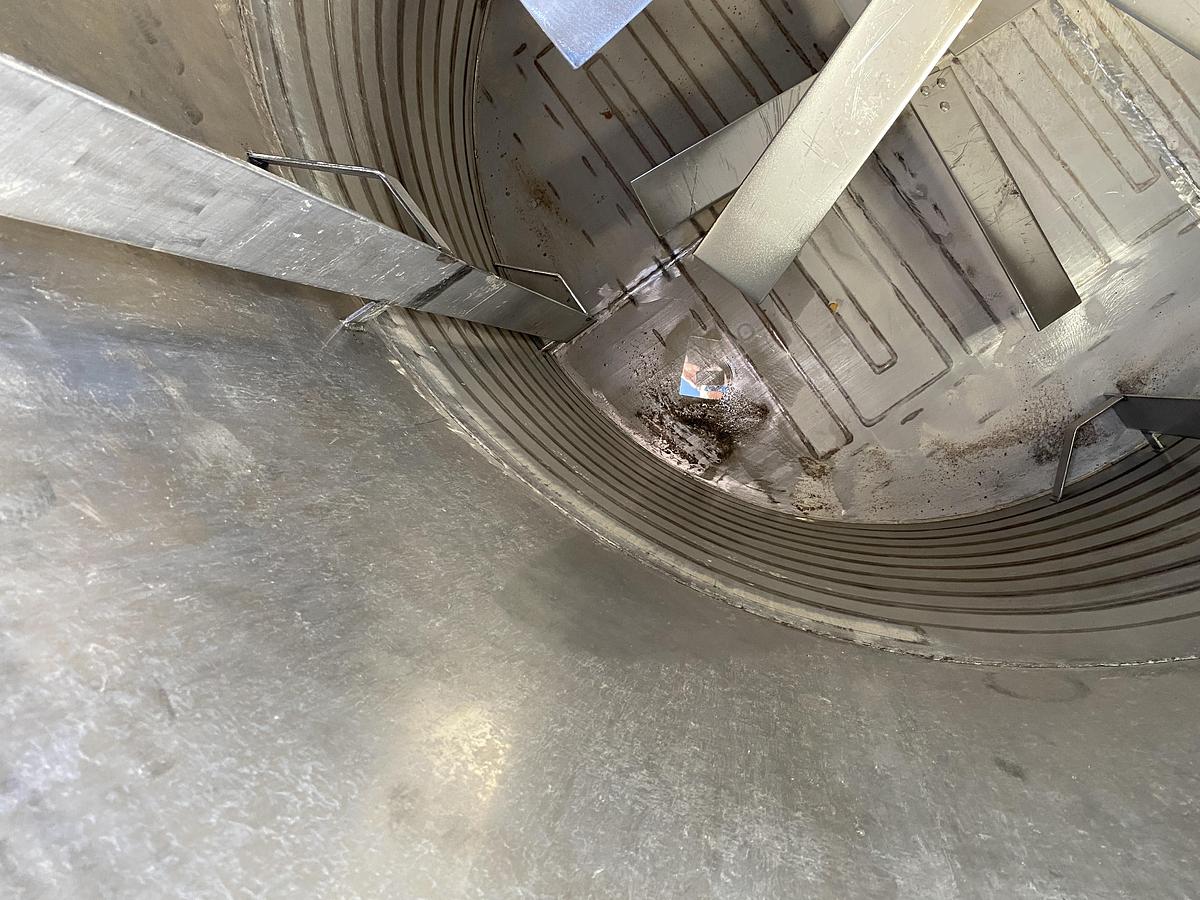 Used Used approximatley 2300 gallon 304 stainless steel vertical mix tank