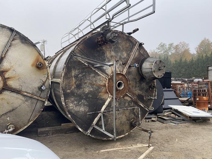Used Used 10,000 gallon stainless steel vertical tank
