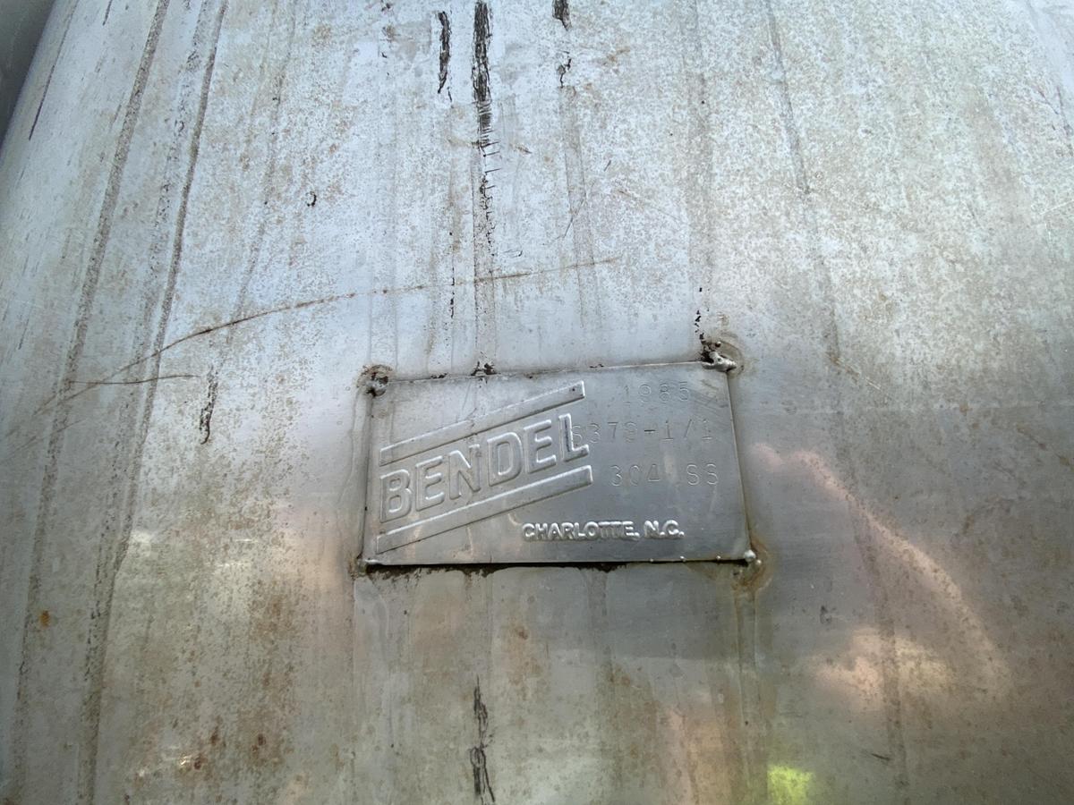 Used Used Bendel approximately 2,400 gallon 304 stainless steel vertical tank