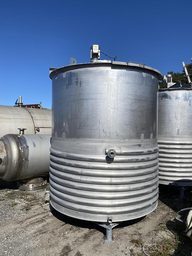 Used Used approximatley 2300 gallon 304 stainless steel vertical mix tank
