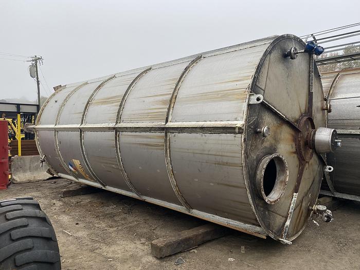 Used Used 10,000 gallon stainless steel vertical tank