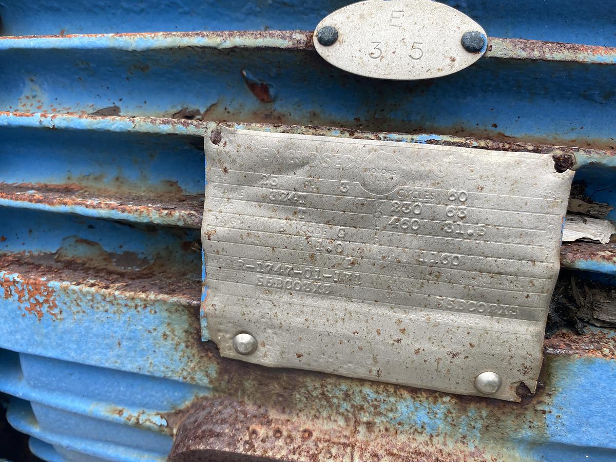 Used Used A.V.A. approximately 10,500 gallon stainless steel vertical mix tank