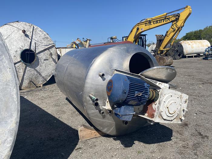 Used Approx 2000 gallon SS vertical mix tank