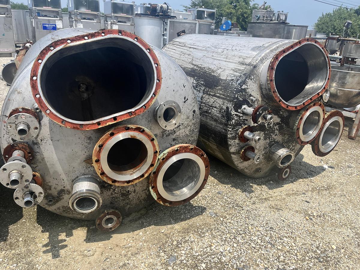 Used Perry approximately 670 gallon vertical T304 stainless steel mix tank