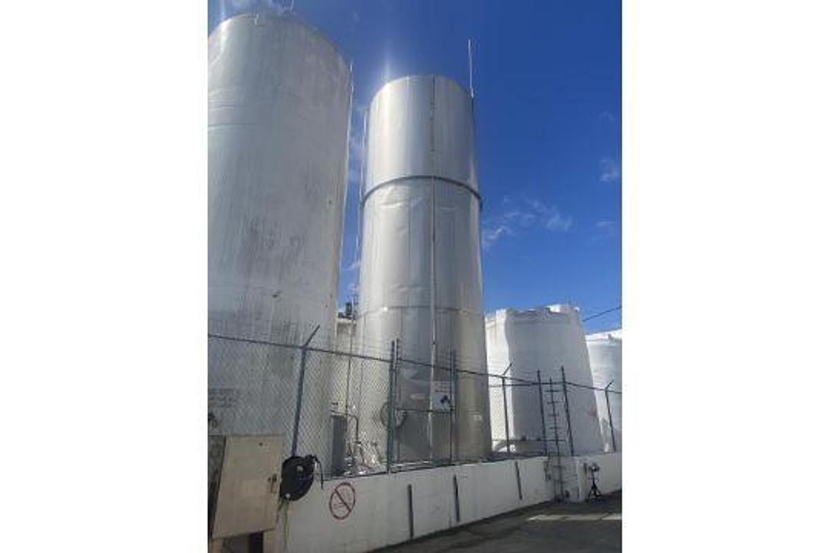 Used Used Walker 30,000 gallon T-304 stainless steel silo